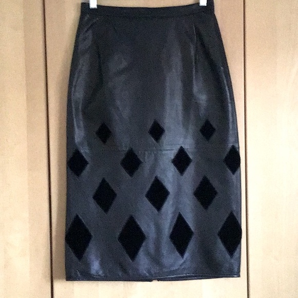 Italian leather skirt with velvet appliqués